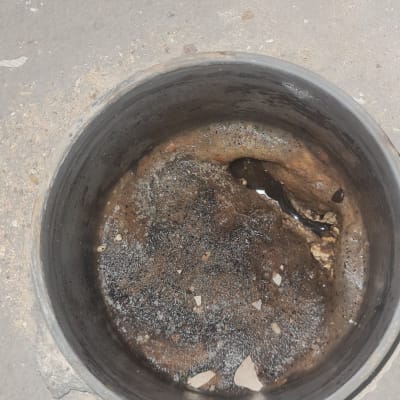 פתח ביוב עם לכלוך וחלודה