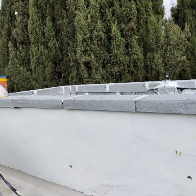 קיר עם חומרי איטום וגג עם יריעות אפורות