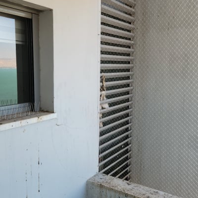 רשת למניעת כניסת יונים על קיר חיצוני