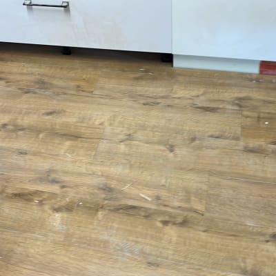 רצפת פרקט עץ עם סימני לכלוך ונעליים