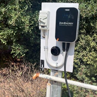 עמדת טעינה לרכב חשמלי עם כיתוב Zen Energy