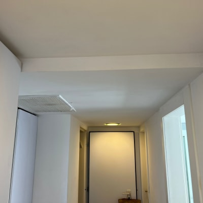תקרת גבס עם פתחי אוורור ותאורה שקועה