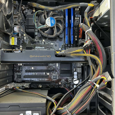 מחשב עם לוח אם, מאווררים, כרטיס מסך וכבלים