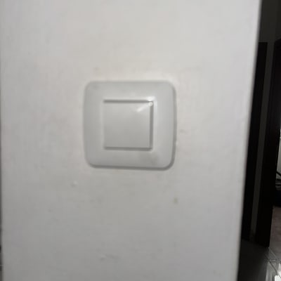 מתג חשמל לבן על קיר לבן