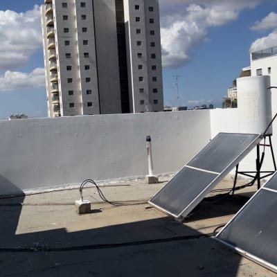 איטום גג שטוח ביריעות ביטומניות לצד קולטי שמש