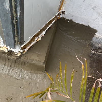 איטום פינה עם חומרי איטום ובידוד