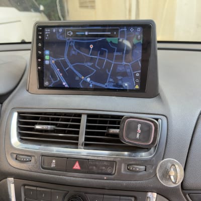 מערכת ניווט ברכב עם מסך מגע ותצוגת מפה