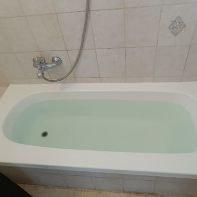 אמבטיה עם מים, ברז וכיסוי אריחים