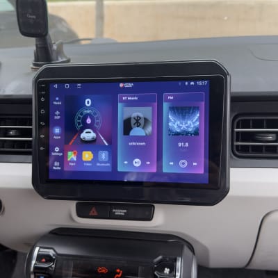 מערכת מולטימדיה ברכב עם מסך מגע ותצוגת אפליקציות
