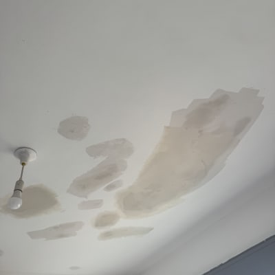 תיקוני טיח בתקרה עם כתמי רטיבות