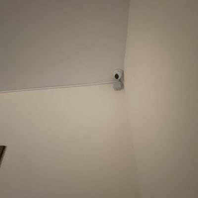 מצלמת אבטחה מותקנת בפינת תקרה