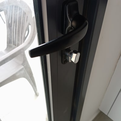 ידית דלת עם מנעול על דלת זכוכית.