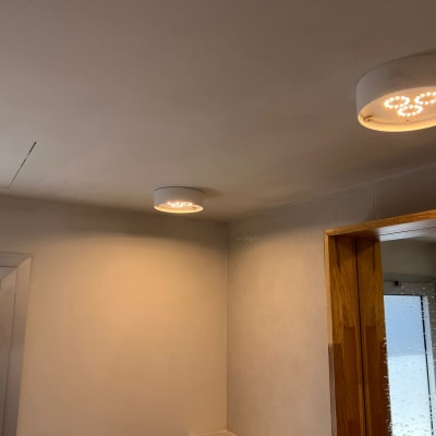 תקרה עם גופי תאורה מותקנים על גבס