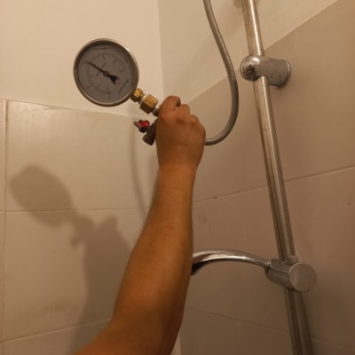 יד מחזיקה מד לחץ מים במקלחת