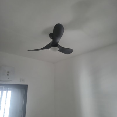 מאוורר תקרה מותקן בחדר עם חלון