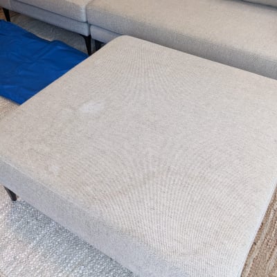 מברשת ניקוי ומקדחה על ספה אפורה