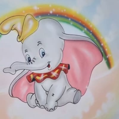 ציור קיר של פיל מעופף עם קשת בענן