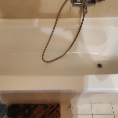 אמבטיה עם וילון ומקלחת יד