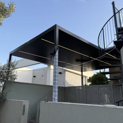 פרגולה אלומיניום עם מדרגות ספירליות בחצר