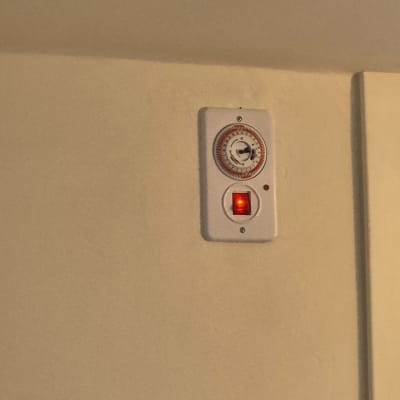 מתג חשמלי עם שעון על קיר