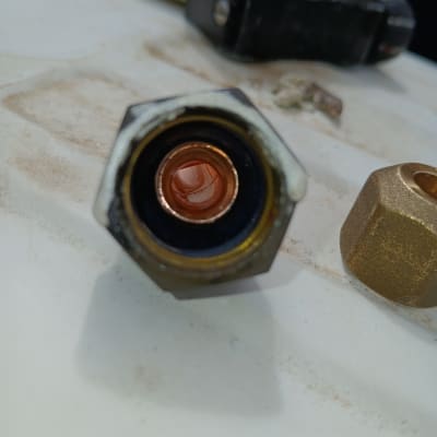 חלקי מתכת של מערכת מיזוג אוויר על שולחן