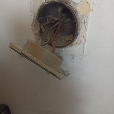 שקע חשמלי פתוח עם חוטים חשופים בקיר