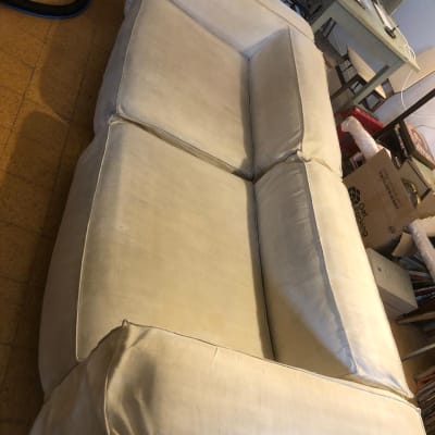 ספה נקייה לאחר ניקוי מקצועי עם ציוד ניקוי ברקע