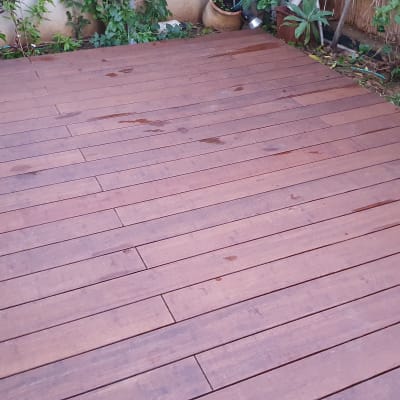 דק עץ חום עם צמחים מסביב