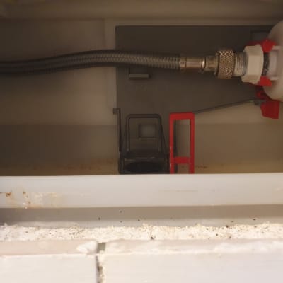 חלקים פנימיים של מיכל הדחה בשירותים