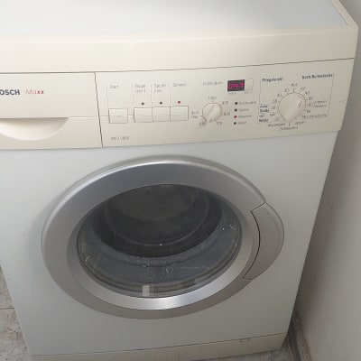 מכונת כביסה בוש עם כפתורים ותצוגה דיגיטלית