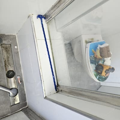 תמונה של מקלחת עם תיקון איטום