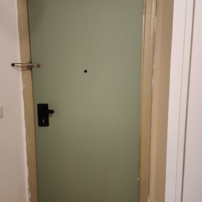 דלת עם ציפוי חדש ומנעול שחור