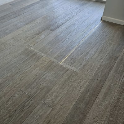 רצפת פרקט עץ בגוון אפור בחדר