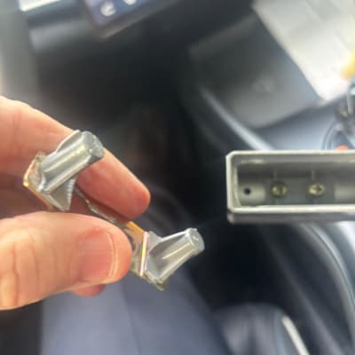 חלקי מתכת קטנים בתוך רכב