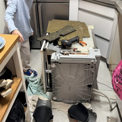 תיקון מדיח כלים עם כלים חשמליים במטבח