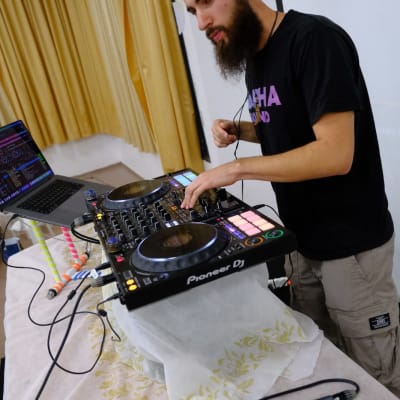 תקליטן עם ציוד דיג