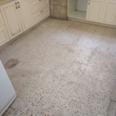 רצפה מלוכלכת עם כתמים במטבח