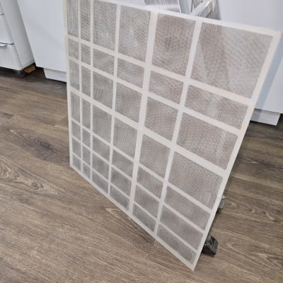 פילטר מזגן מלוכלך על רצפת עץ