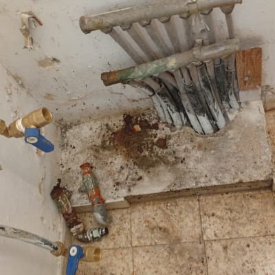 צנרת מים עם ברזים וחיבורים