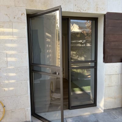 דלת אלומיניום פתוחה עם זכוכית שקופה