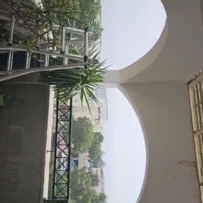 סולם ליד רשת מתכת על קיר חיצוני