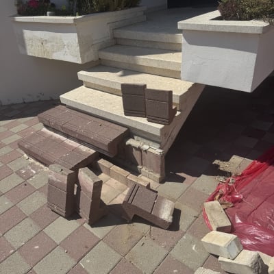מדרגות שבורות עם בלוקים וכלי עבודה