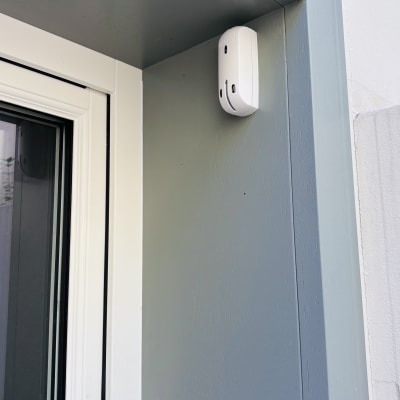 מצלמת אבטחה מותקנת על קיר ליד דלת