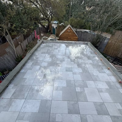 ריצוף חדש על גג עם עצים מסביב