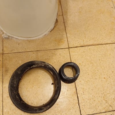 טבעות גומי שחורות על רצפת אריחים