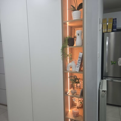 מדף עץ עם תאורה ומוצרים דקורטיביים