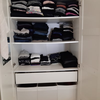 ארון בגדים מסודר עם מדפים ותיבות אחסון