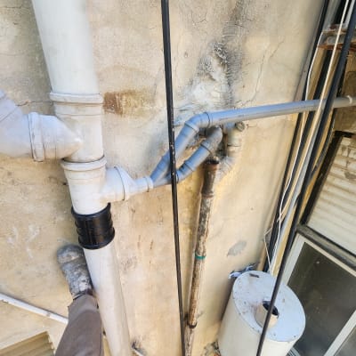 צינורות ותשתיות על קיר חיצוני, עבודה בגובה