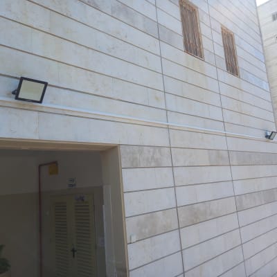 תאורת חוץ מותקנת על קיר בניין