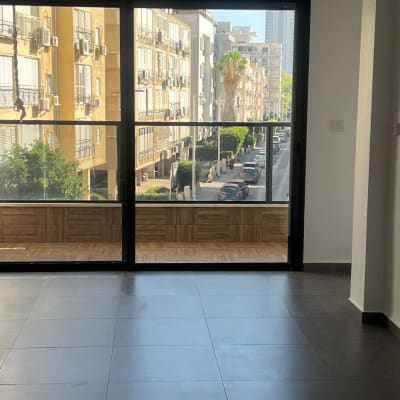 רצפה נקייה מול חלון גדול עם נוף עירוני